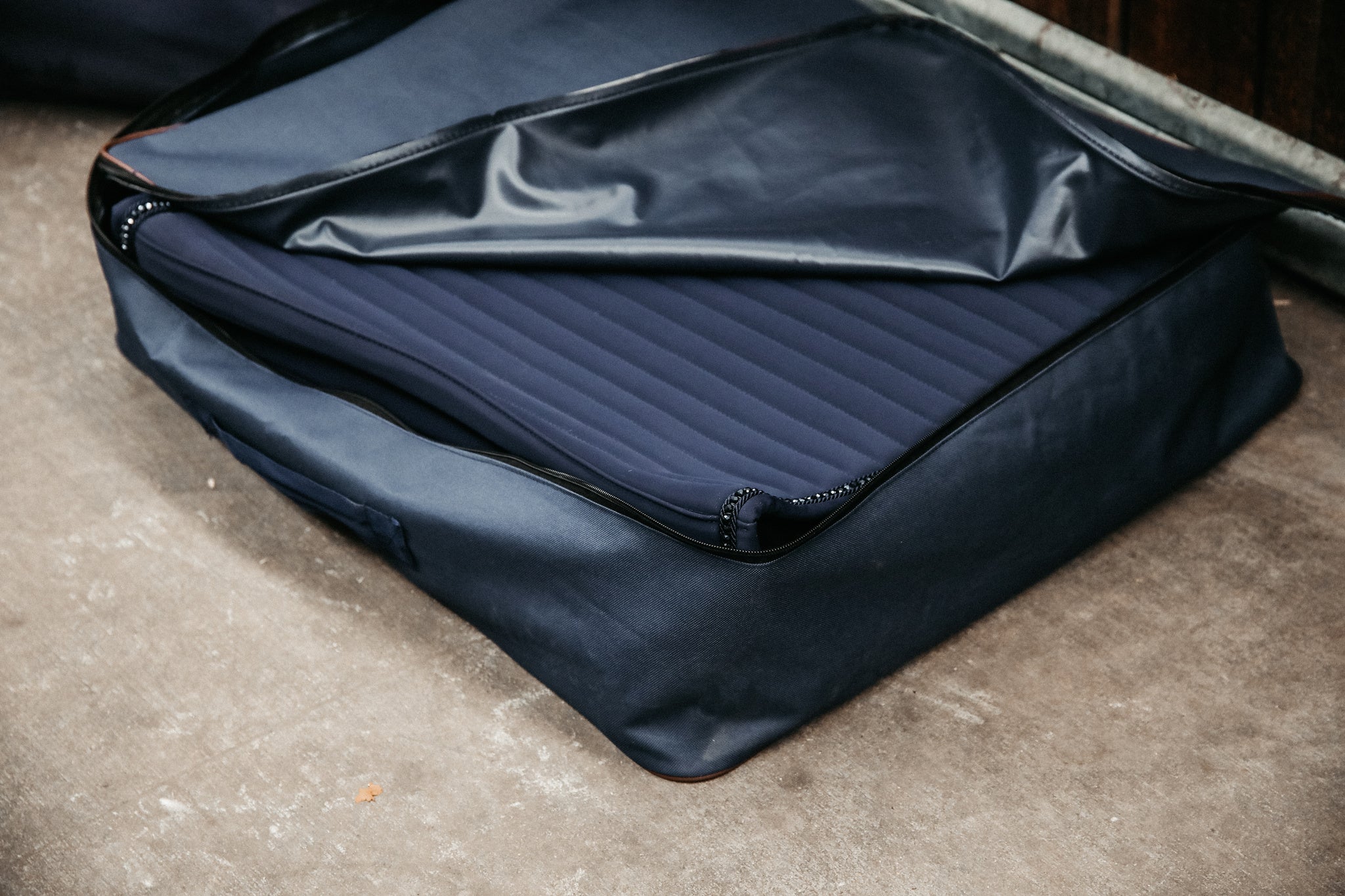 This elegant and practical Saddle Pad Bag is made out of heavy duty 600D polyester fabric with a waterproof coating and a nice finishing touch with artificial leather piping. It has been specially developed to store between 3 to 5 saddle pads.