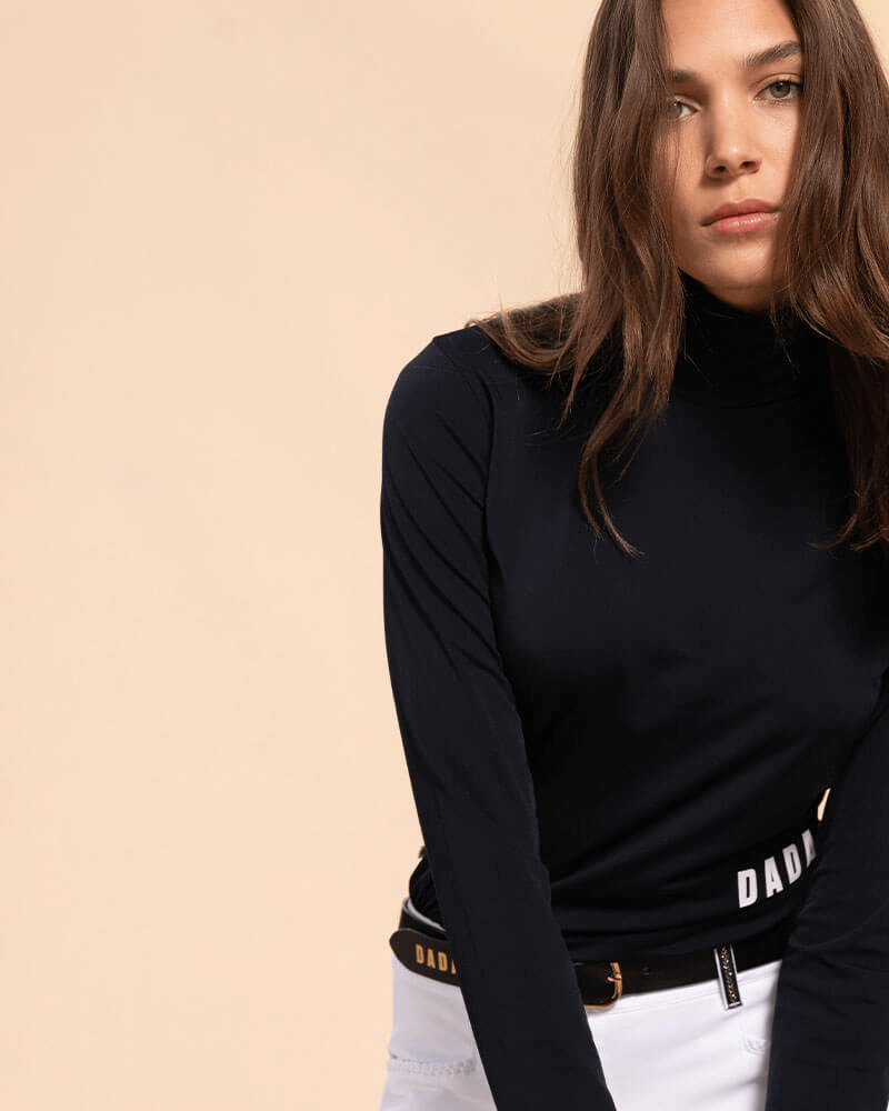 The Dada Sport Consul Funnel Collar T Shirt Long-sleeved t-shirt made of warm, soft and breathable technical fabric. Featuring the Shiny DADA logos on the left front and on the left sleeve. The Funnel top is perfect for riding, everyday or even on the slopes. A must have this winter!