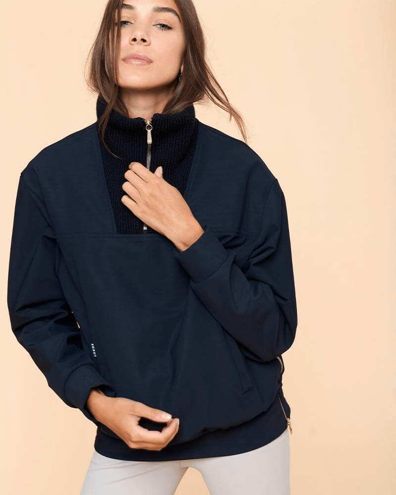 The Dada Sport Urviso Trucker jacket is perfect for the winter whether riding, on the yard, shows or even in the slopes! The stylish jumper is made from a Warm, waterproof and windproof material. It has Fleece inside for extra warmth. The Technical fabric that guarantees good thermal insulation and excellent comfort.