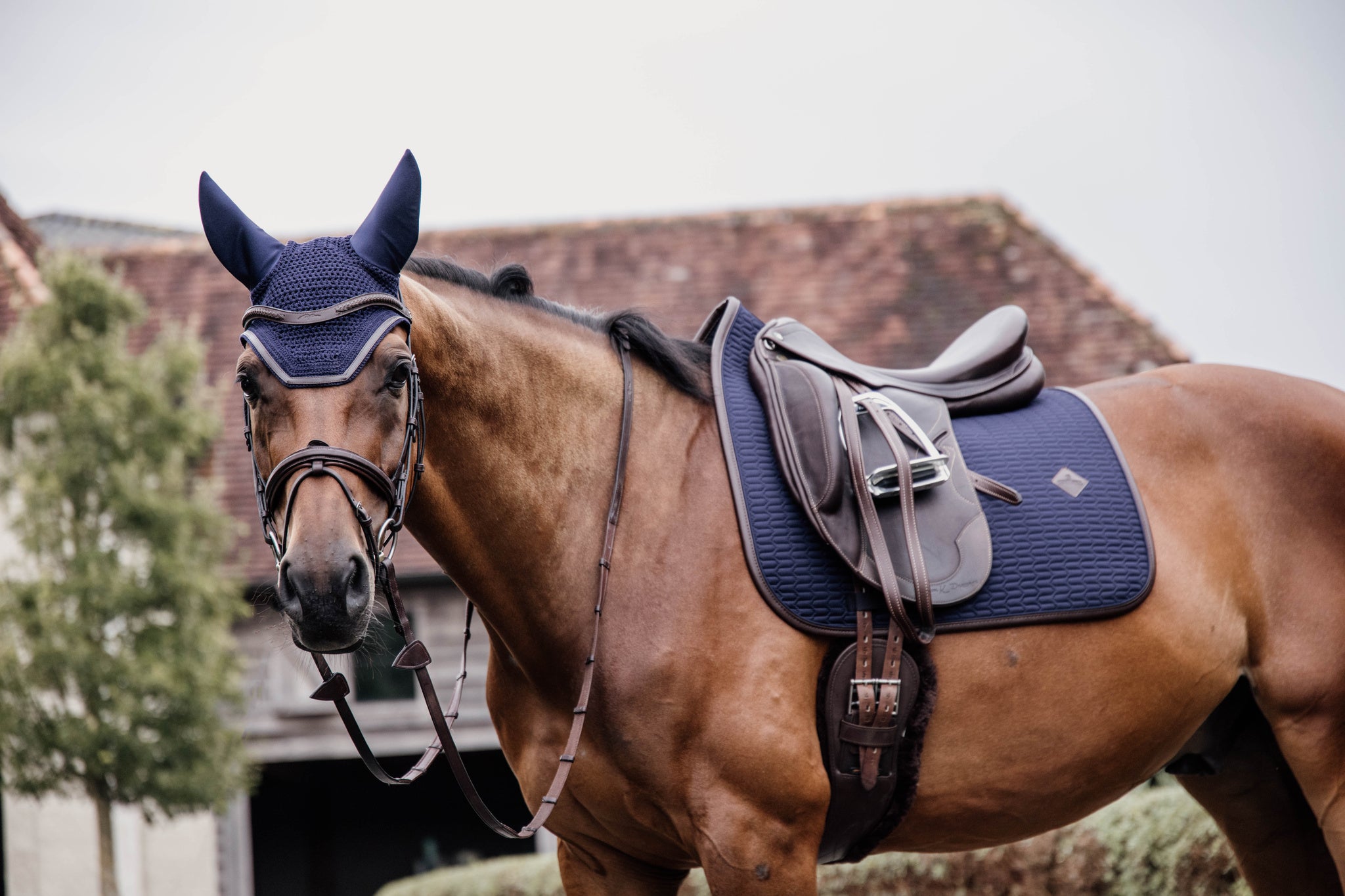 This classy Kentucky dressage pad is designed with beautiful wave quilting and finished with a brown vegan leather trim and logo.