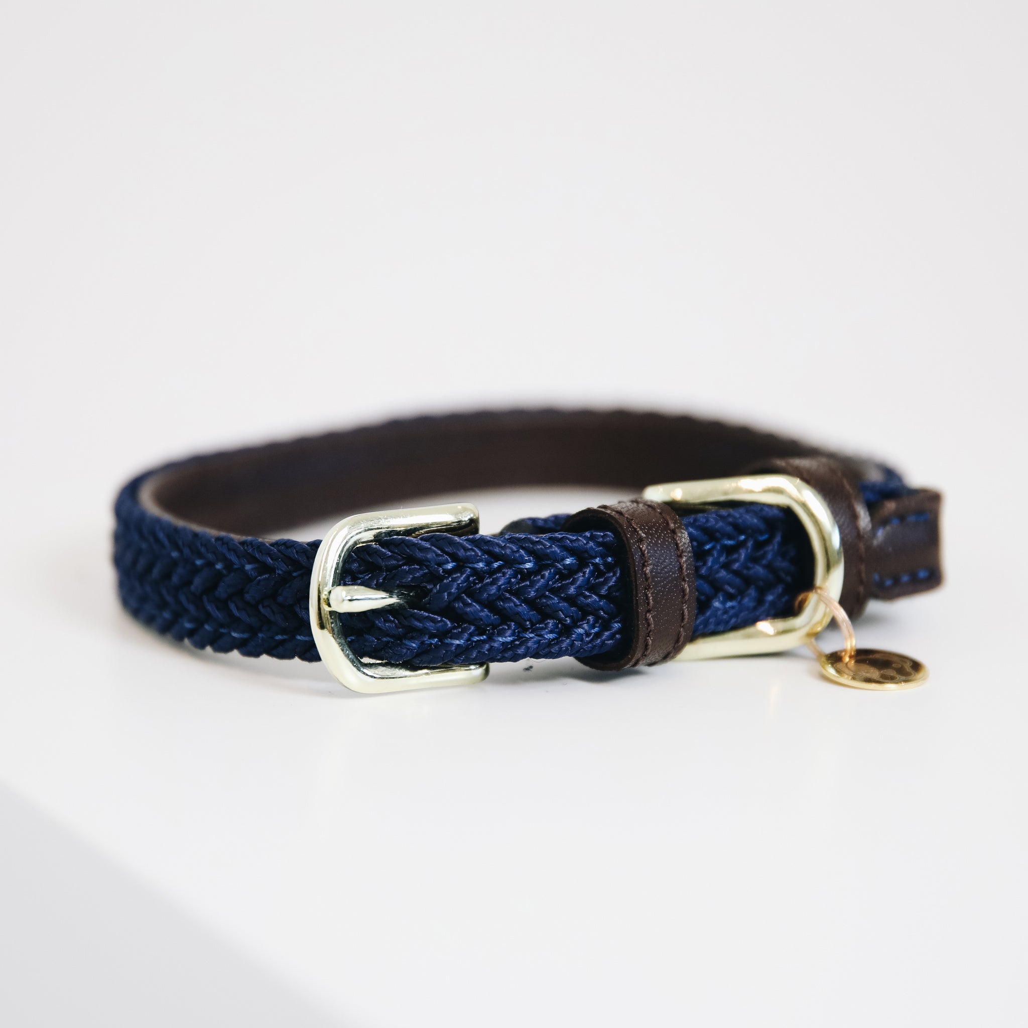 The Kentucky Plaited Nylon Dog Collar is made of artificial leather on the back and the buckle / end (100% animal and vegan friendly) and has a nylon braided design on the face. The dog collar features a gold buckle and ring to attach to the matching Kentucky Plaited Nylon Dog Lead. The small hanger with Kentucky Dog Paw logo can be engraved with your dog&