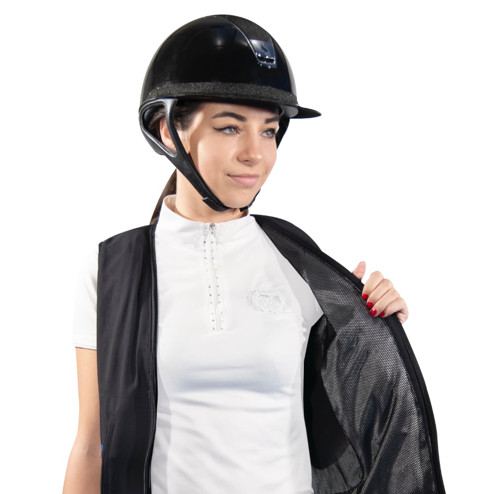 The Zip In 2 by Helite is the new 2 in 1 vest which offers the rider a great freedom of movement and protection with the quickest inflation time on the market. n the event of a fall the airbag inflates in less than 0,1 seconds and offers an optimal protection from head to tailbone before impact. Due to the central zip, the airbag can be worn alone, however it is recommended to wear the Zip’In 2 airbag with an approved outer.