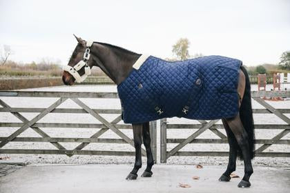 Kentucky Horsewear Stable Rug 400g The Kentucky Stable Rug 400g is a stand out product from Kentucky Horsewear from their latest range. For any horse this is a very comfortable rug, a must-have for clipped horses or horses with sensitive skin. A lovely product, it is able to offer great warmth and comfort and it’s also a very easy to use rug for any rider. As well as being able to offer warmth, it is also highly breathable thanks to the combination of the materials.