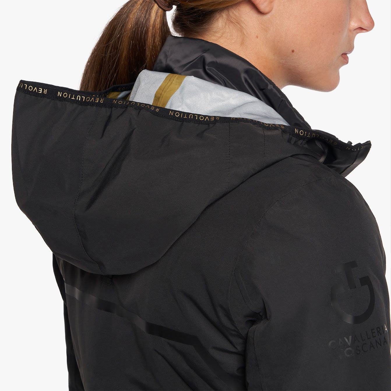 The Cavalleria Toscana Revo 3 way Waterproof Jacket with detachable puffer is the only coat you need this season. Perfect for our ever changing weather. The outer is fully waterproof and the inner puffer coat seamlessly zips inside, giving you three jackets in one. This versatile CT Revolution jacket has stylish gold accents that compliment the CT Revolution collection. It’s technical features are designed for the rider with side sips ensuring maximum comfort and movement.