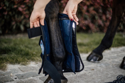 The Cryo ice boots are the ideal cooling boots that can be used after exercise or competition to cool down the legs of your horse. The boots are anatomically shaped and have a removable Cryo gel pack.