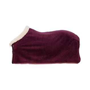 Kentucky Fleece Show Rug Heavy – Bordeaux The Heavyweight Fleece Show Rug in Bordeaux is NEW for 2020. With all the same characteristics of the original Heavyweight Fleece Show Rug, the Bordeaux will be sort after this year. With the look and hand feel of the authentic wool rug, without all the inconveniences that a wool rug can have.