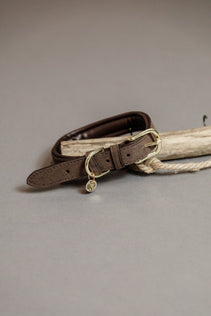 The Kentucky Dog Collar Velvet Leather has a very classy “velvet” look on the outside thanks to the microfiber material. On the inside we used artificial leather. The collar is extremely practical and easy to clean. The Dog Collar Velvet Leather features gold buckle , stay and a ring to attach the Kentucky matching Dog Lead The small hanger with Kentucky Dog Paw logo can be engraved with the dog&