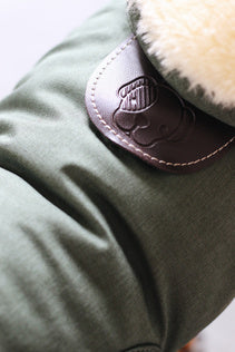 The Kentucky Green Waterproof Dog Coat offers every dog a dry, warm rug during the cold and wet winter days. Filled with a warming 160g and also featuring an artificial faux fur lining for extra comfort. This also creates tiny air pockets that trap and retain the body heat of the dog.