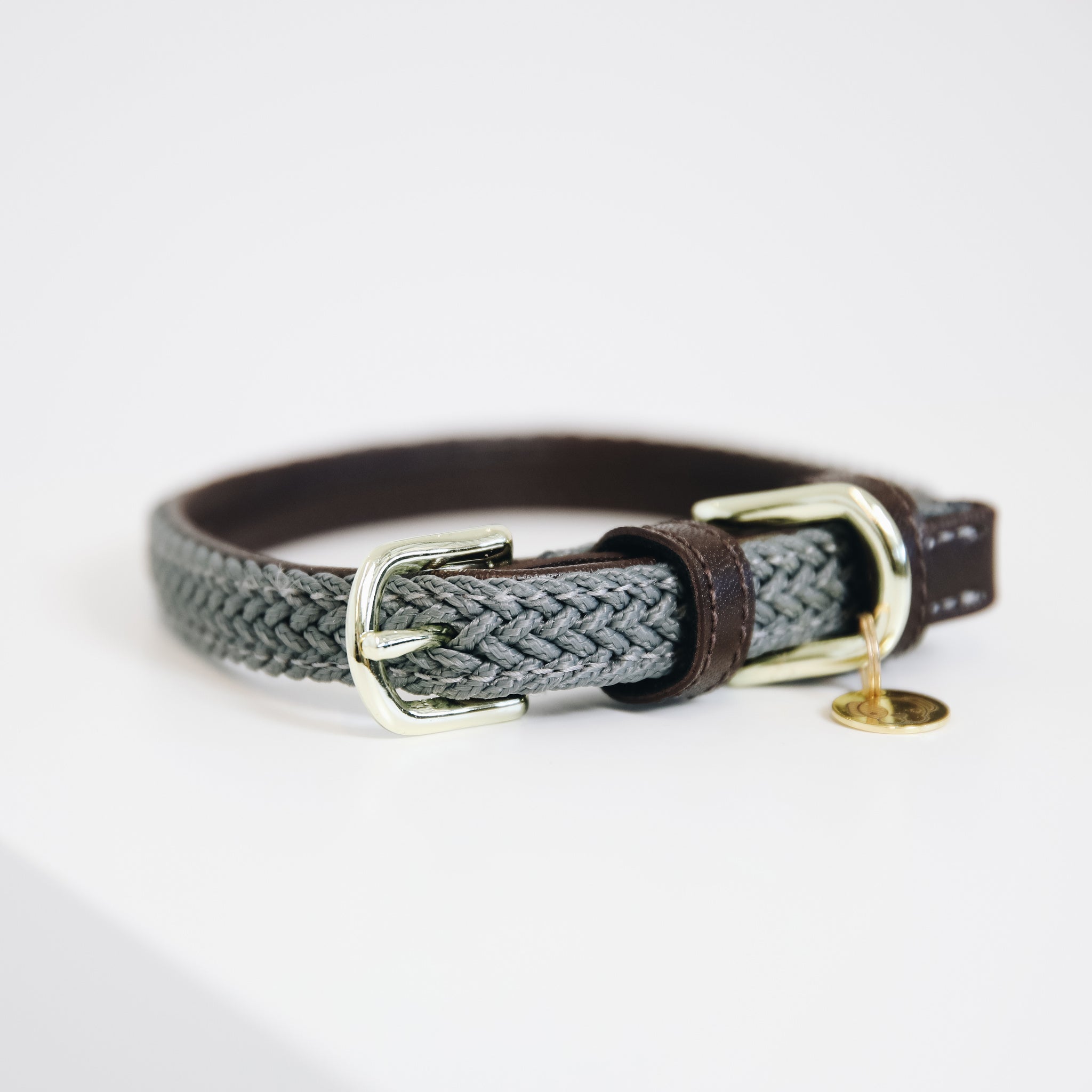 The Kentucky Plaited Nylon Dog Collar is made of artificial leather on the back and the buckle / end (100% animal and vegan friendly) and has a nylon braided design on the face. The dog collar features a gold buckle and ring to attach to the matching Kentucky Plaited Nylon Dog Lead. The small hanger with Kentucky Dog Paw logo can be engraved with your dog&