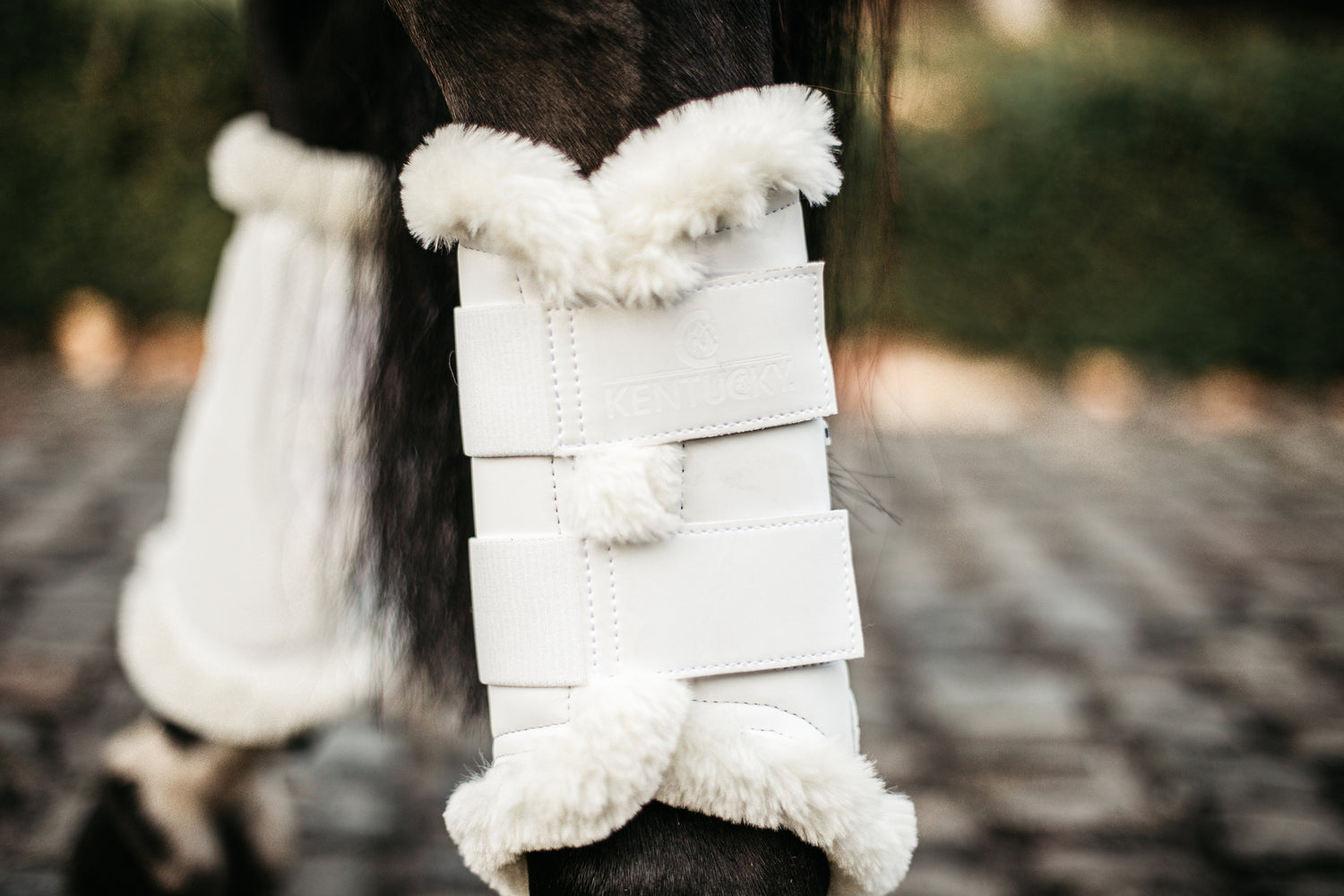 The Kentucky Turnout Boots Air are made out of a perforated artificial nubuck leather and luxurious artificial sheepskin lining for the best comfort andbcushioning.