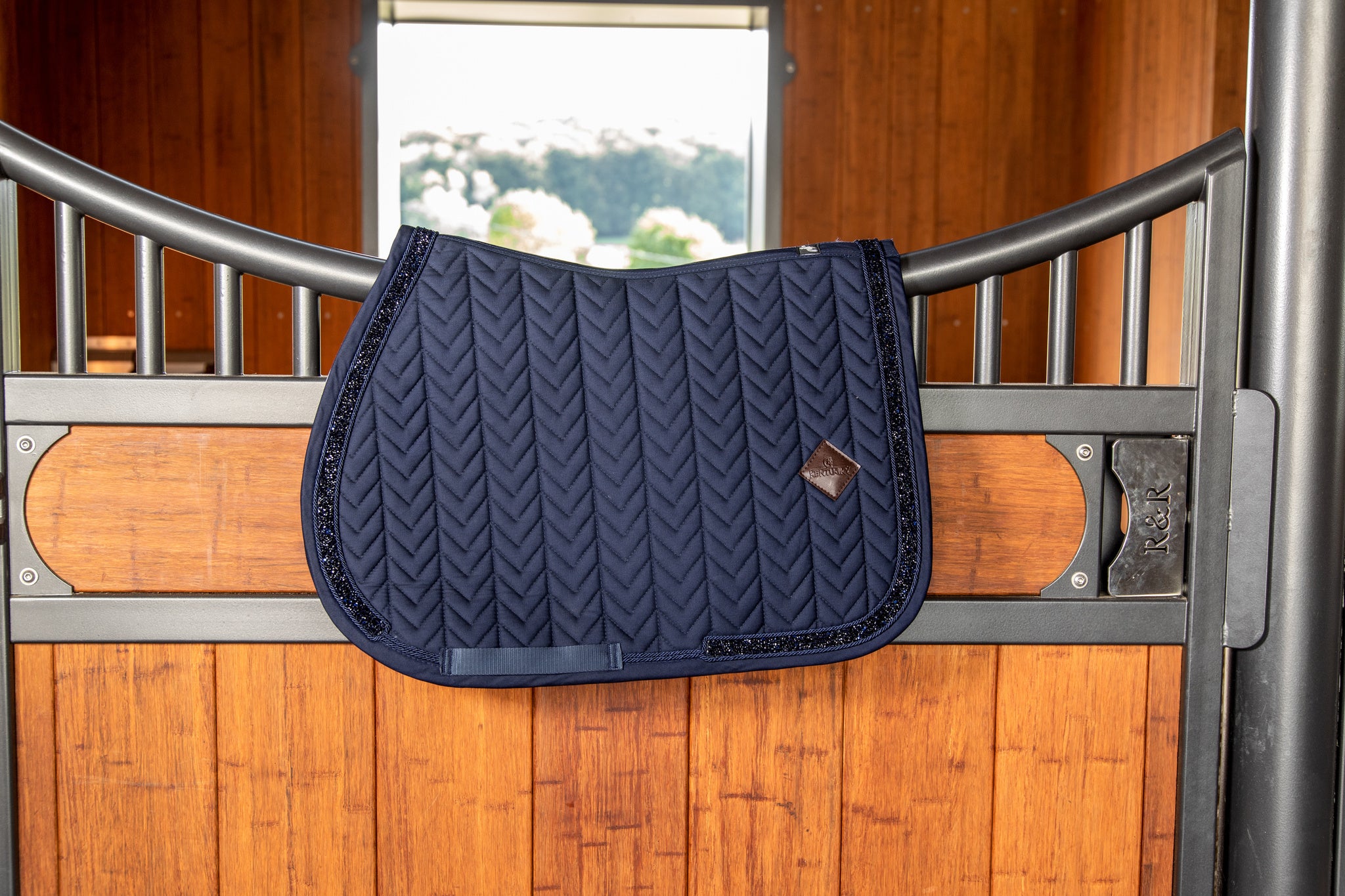 The stunning glitter and stone Kentucky pad in size pony, available in black or navy.