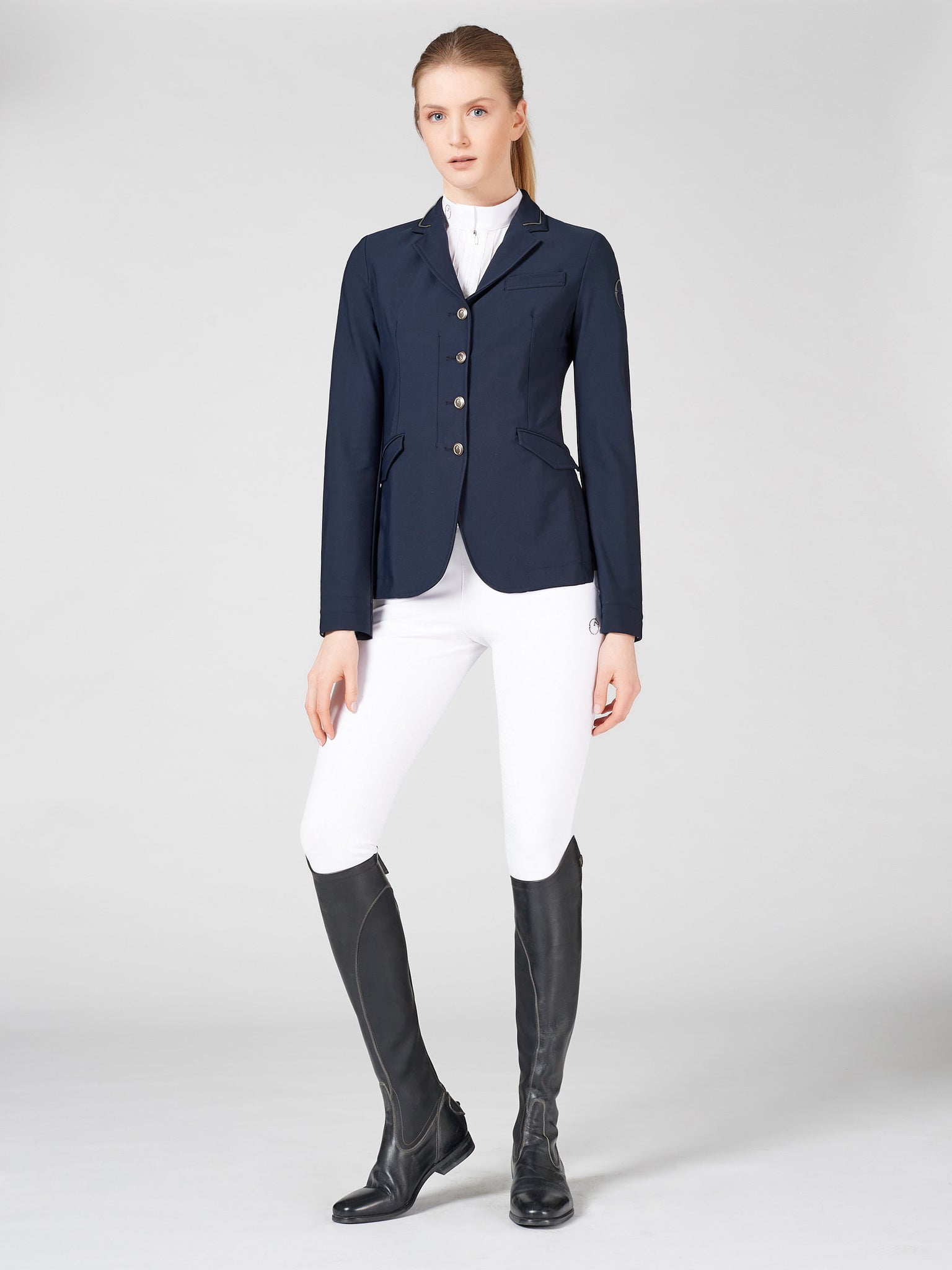 The Vestrum Canberra Navy competition jacket has a contrast detailing. This unlined women’s competition jacket is made from a technical high performance knitted fabric that is very strong and makes it perfect for competitions. The fabric is also soft enough to guarantee freedom of movement for every body shape whilst. Riding. This extremely flattering cut makes this a popular choice for elegance and performance.