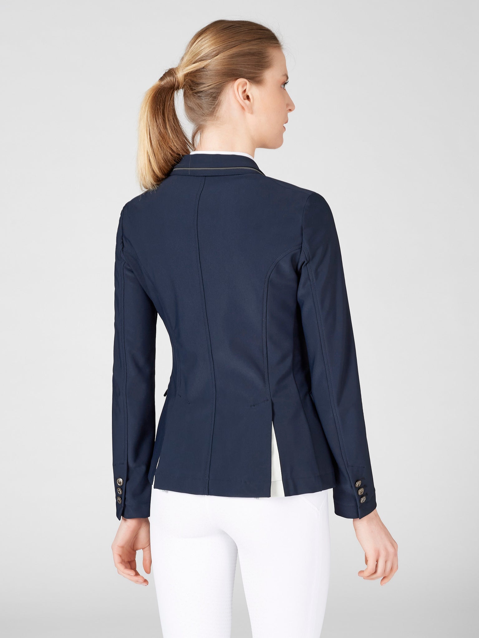 The Vestrum Canberra Navy competition jacket has a contrast detailing. This unlined women’s competition jacket is made from a technical high performance knitted fabric that is very strong and makes it perfect for competitions. The fabric is also soft enough to guarantee freedom of movement for every body shape whilst. Riding. This extremely flattering cut makes this a popular choice for elegance and performance.