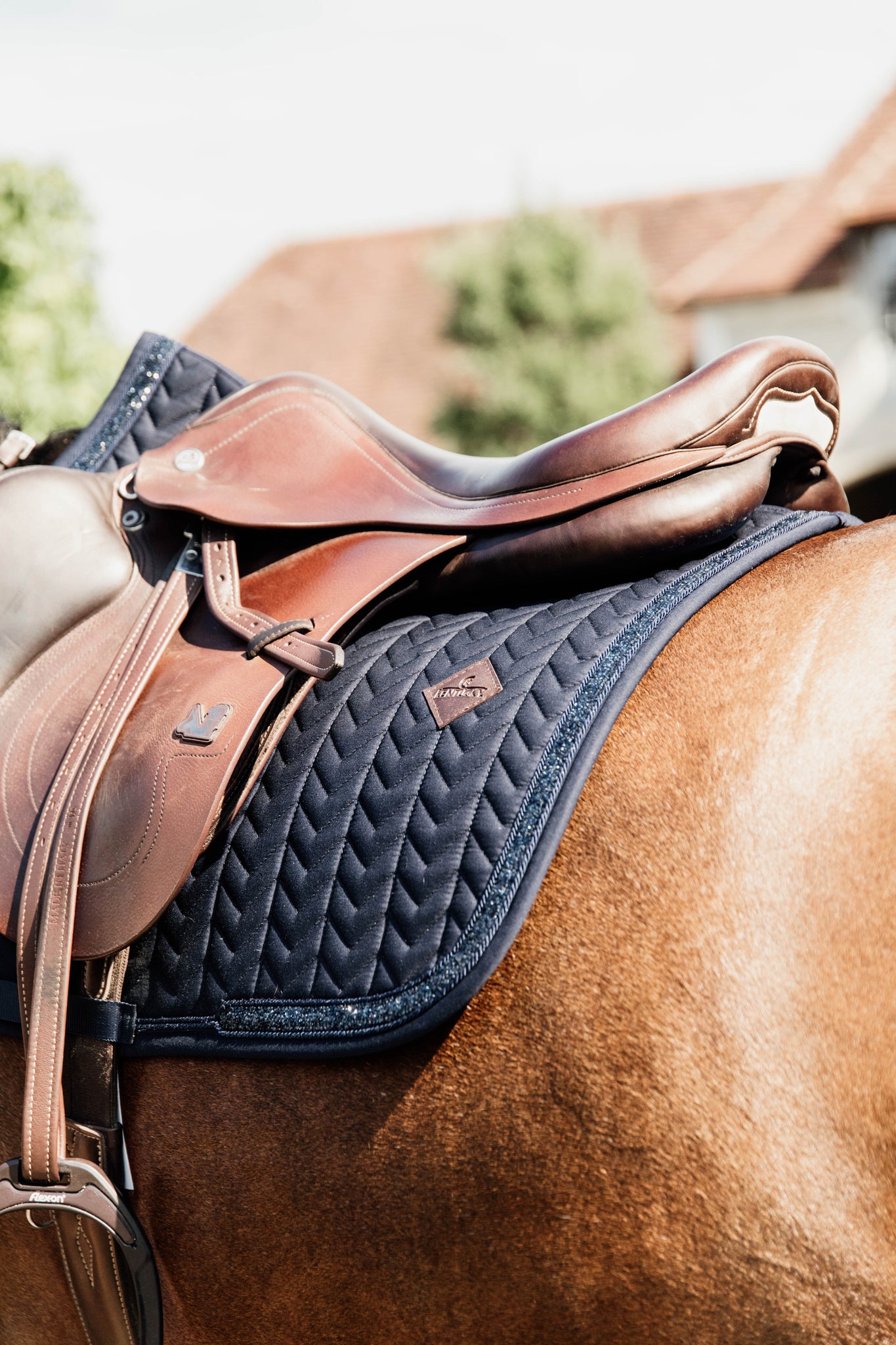 Kentucky’s Saddle Pad Glitter Stone jumping pad is stunning. The stones ooze sophistication and style. The pad is shaped for jumping and provides excellent cushioning between the horse while protecting against friction.