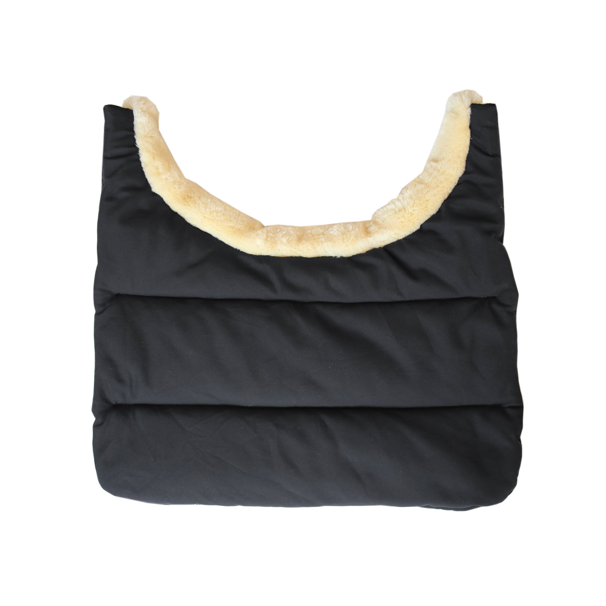 The Kentucky bib has been designed to protect your your horse from those annoying rubs caused by rugs. The Kentucky winter bib is the ideal pad to protect your horse’s chest and is lined with luxurious Faux sheepskin.