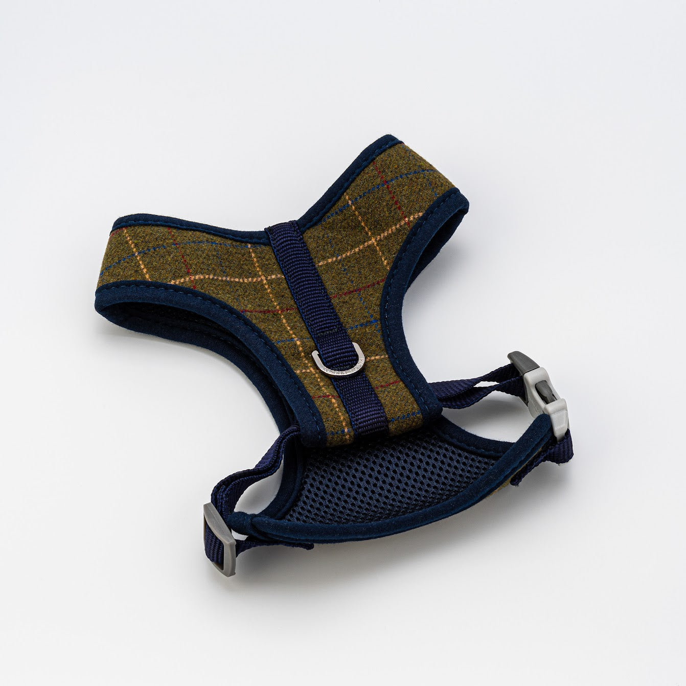 Hugo and Hudson Dark Green Tweed Harness The green dog harnesses are designed to help prevent your dog from pulling, whilst reducing pressure on their neck. The harness is designed so your dog will look and feel great, with four different sizes, that are adjustable , are available to get the perfect fit.