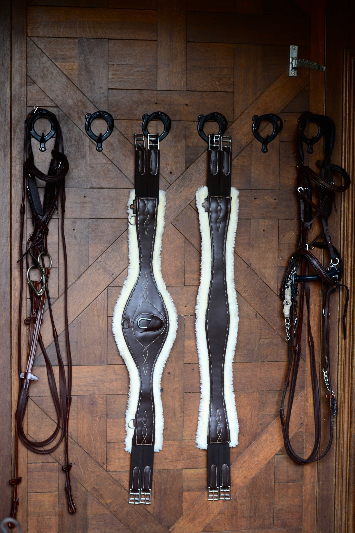 The Kentucky anatomical girth with sheepskin lining. This girth is made from artificial leather, making it softer, more durable and easier to maintain and clean. The faux sheepskin is removable, making it easier to watch and re attaches with strong Velcro. A silver hope and carabiner is found underneath to attach your martingale, breastplate, draw reigns etc. The girth is available in black or brown.