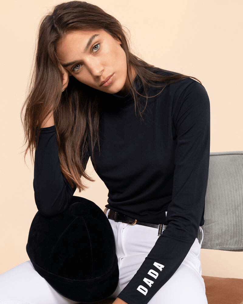 The Dada Sport Consul Funnel Collar T Shirt Long-sleeved t-shirt made of warm, soft and breathable technical fabric. Featuring the Shiny DADA logos on the left front and on the left sleeve. The Funnel top is perfect for riding, everyday or even on the slopes. A must have this winter!