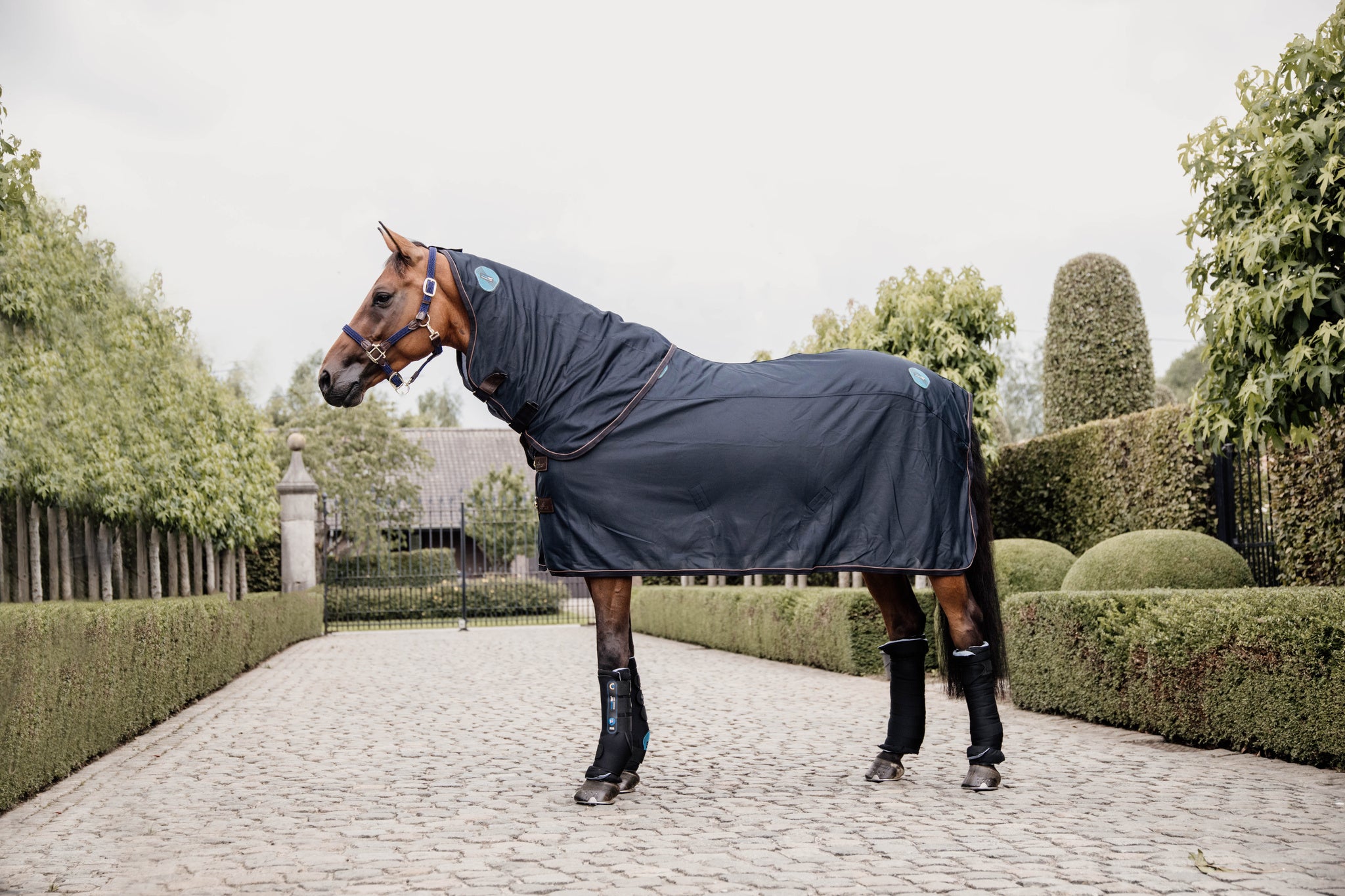This Magnetic Neck Recuptex uses the same Recuptex fabric technology that has proven to be state of the art. Based on the Bekaert BEKINOX® technology, they contain the finest inox yarn (a stainless-steel fiber) that is woven into the fabric. It creates a Faraday cage which reflects the magnetic fields created in the horse&