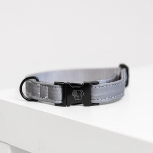 Ensure your dog maximum visibility and safety with the Kentucky Dog Collar Reflective! Strong and comfortable for your dog, this dog collar is 100% reflective while being classy and discrete. The Dog CollarReflective features a ring to attach our matching Dog Lead Reflective . The small hanger with Kentucky Dog Paw logo can be engraved with your details.