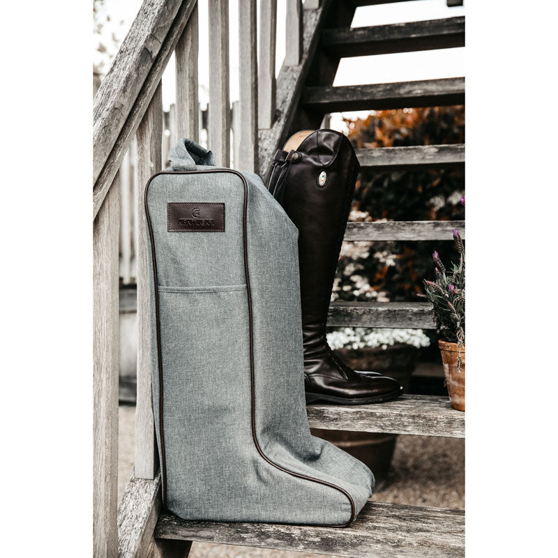 The Kentucky Horsewear Boot Bag offers protection to your riding boots during transportation, at shows and also at home. The Bag is lined with luxurious artificial faux fur on the inside to avoid scratches on the soft leather of your riding boots. The tag features a Kentucky name tag on the front can be turned over and personalized. The bag had two handles on the top and a nylon carry to strap that can be adjusted to make it easy to carry.