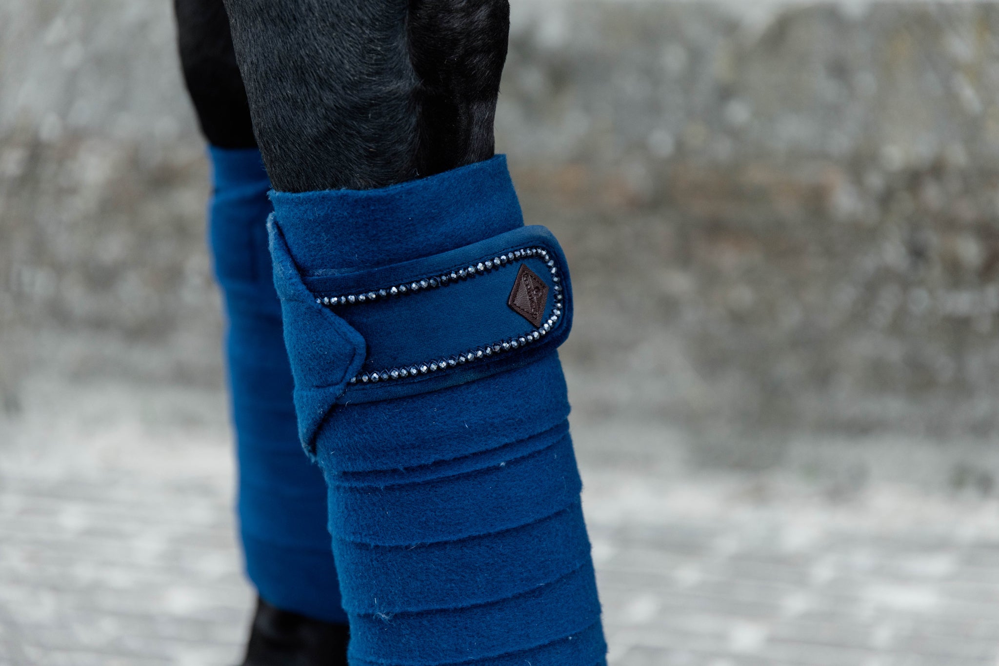 Train in style with the Kentucky Polar Fleece velvet bandages pearls. The Pearl model will attract all eyes. Ideal for daily work, providing optimal support to the tendons during exercise.