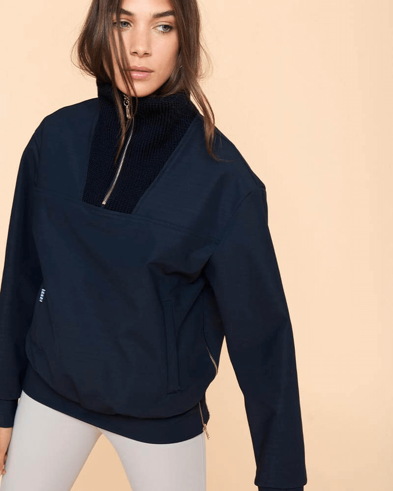 The Dada Sport Urviso Trucker jacket is perfect for the winter whether riding, on the yard, shows or even in the slopes! The stylish jumper is made from a Warm, waterproof and windproof material. It has Fleece inside for extra warmth. The Technical fabric that guarantees good thermal insulation and excellent comfort.