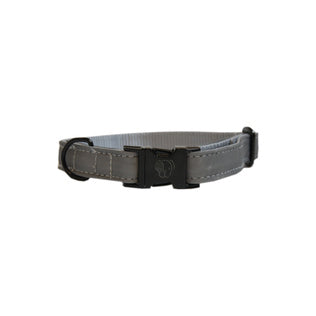 Ensure your dog maximum visibility and safety with the Kentucky Dog Collar Reflective! Strong and comfortable for your dog, this dog collar is 100% reflective while being classy and discrete. The Dog CollarReflective features a ring to attach our matching Dog Lead Reflective . The small hanger with Kentucky Dog Paw logo can be engraved with your details.