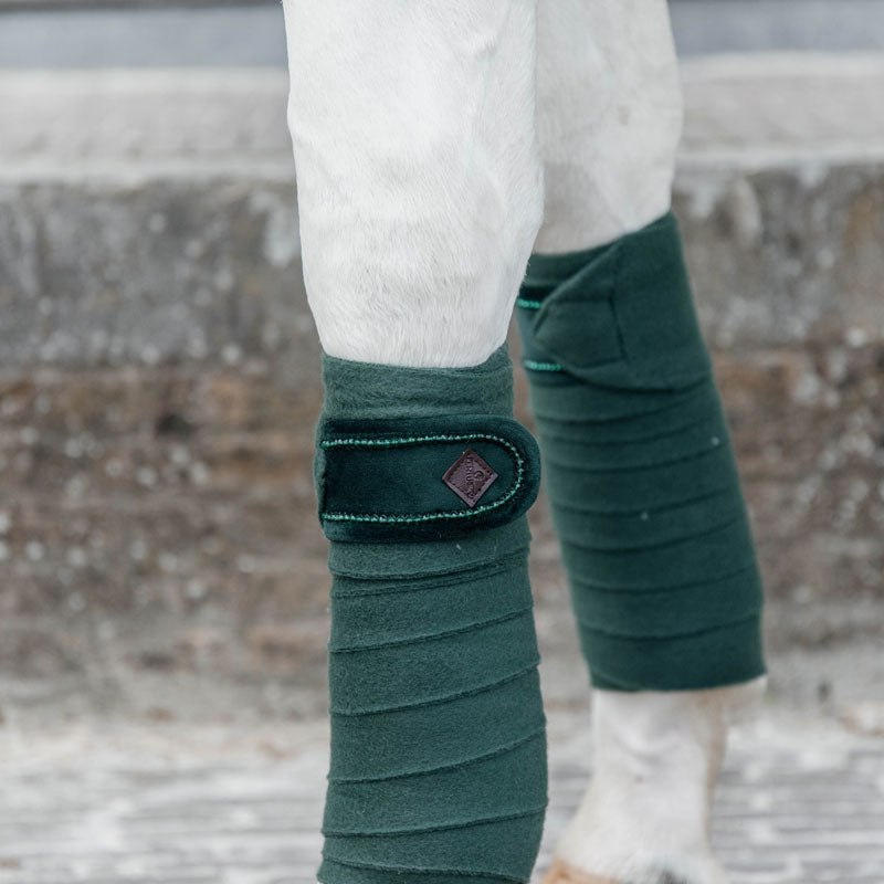 Train in style with the Kentucky Polar Fleece velvet bandages pearls. The Pearl model will attract all eyes. Ideal for daily work, providing optimal support to the tendons during exercise.