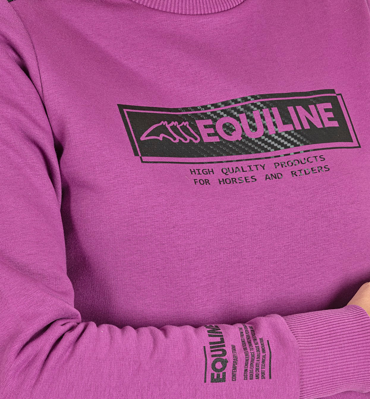 The Equiline Contemporary studio sweatshirt is a great way to finish off any outfit at the yard or at shows. Made from jersey it’s extremely comfortable. The Stdio design in on the front and sleeve. Mesh inserts to give that contemporary modern look. Coordinating items available
