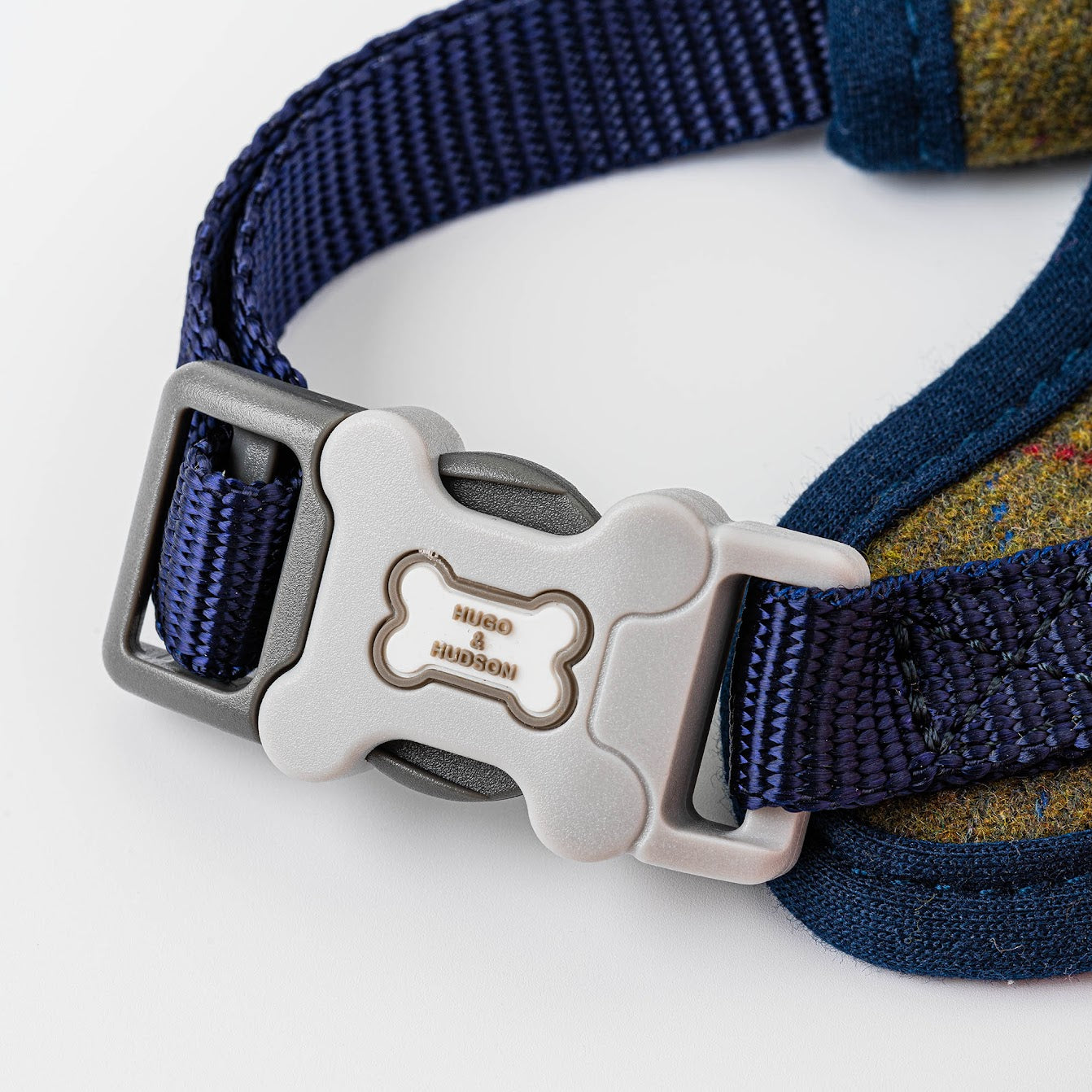 Hugo and Hudson Dark Green Tweed Harness The green dog harnesses are designed to help prevent your dog from pulling, whilst reducing pressure on their neck. The harness is designed so your dog will look and feel great, with four different sizes, that are adjustable , are available to get the perfect fit.