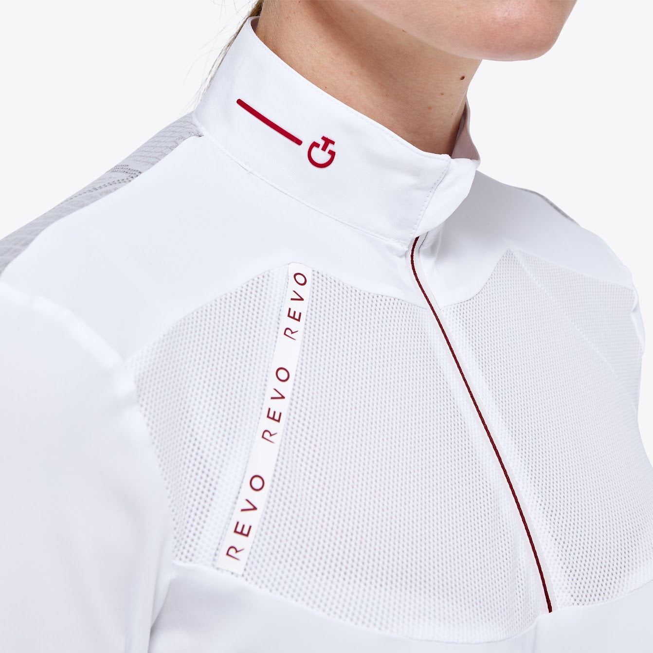 Cavalleria Toscana Revo Red Label Tech Knit Show Shirt has the iconic Revo jersey mesh back for maximum movement and comfort. Revo detailing in fed across the front with zip opening