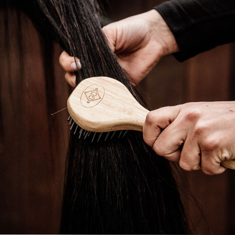 The Grooming Deluxe Mane and Tail Brush sets new standards on brushes. The mane and tail brush is easy to use and will easily get rig of knots and tangles in your horses mane and tail. The rounded covered needle heads, help prevent damage to your horses mane and tail and is a great base to braid the horses hair.
