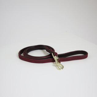 The Kentucky Plaited Nylon Dog lead is made of artificial leather on the back and the buckle / end (100% animal and vegan friendly) and has a nylon braided design on the face.