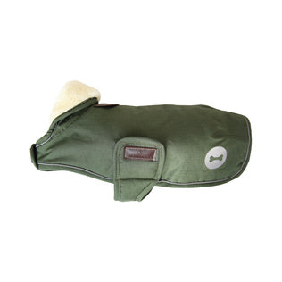 The Kentucky Green Waterproof Dog Coat offers every dog a dry, warm rug during the cold and wet winter days. Filled with a warming 160g and also featuring an artificial faux fur lining for extra comfort. This also creates tiny air pockets that trap and retain the body heat of the dog.