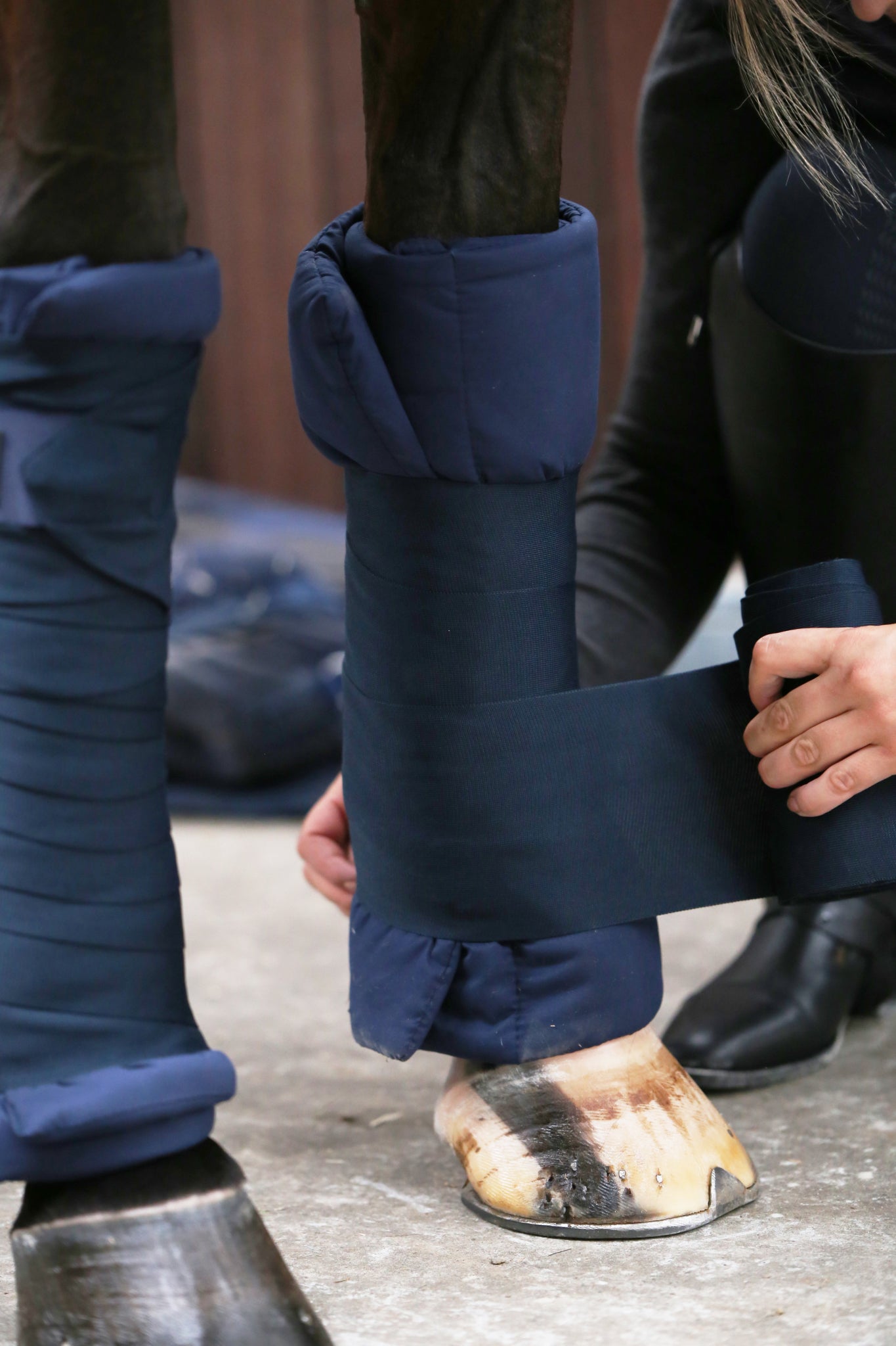 The Kentucky Repellent Stable Bandages are made out of a smooth fiber, so when they are used in the stable, they repel shavings. This makes them very easy to clean and low maintenance.