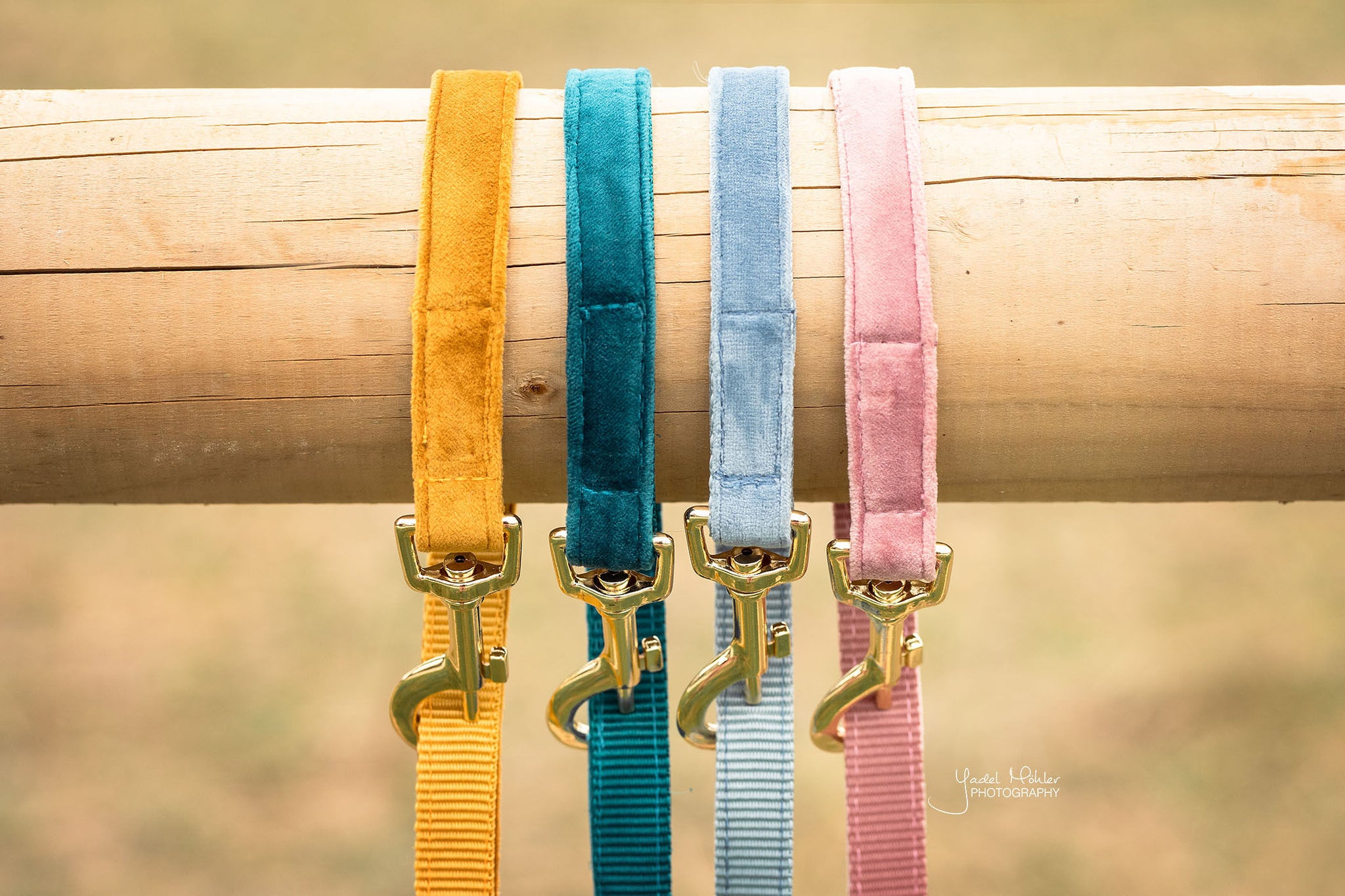 The Kentucky Velvet dog lead is made from a luxury soft yet durable velvet. The lead is lined with nylon for added strength. Self handle and gold clip for attachment to collar.