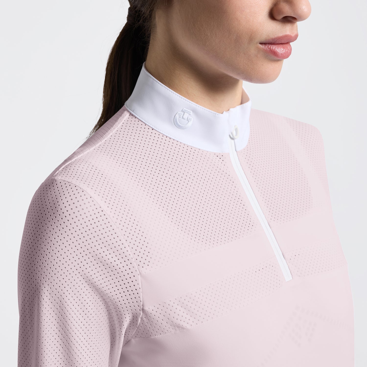 Experience refined elegance in the competition arena with this Cavalleria Toscana long-sleeved Show shirt.