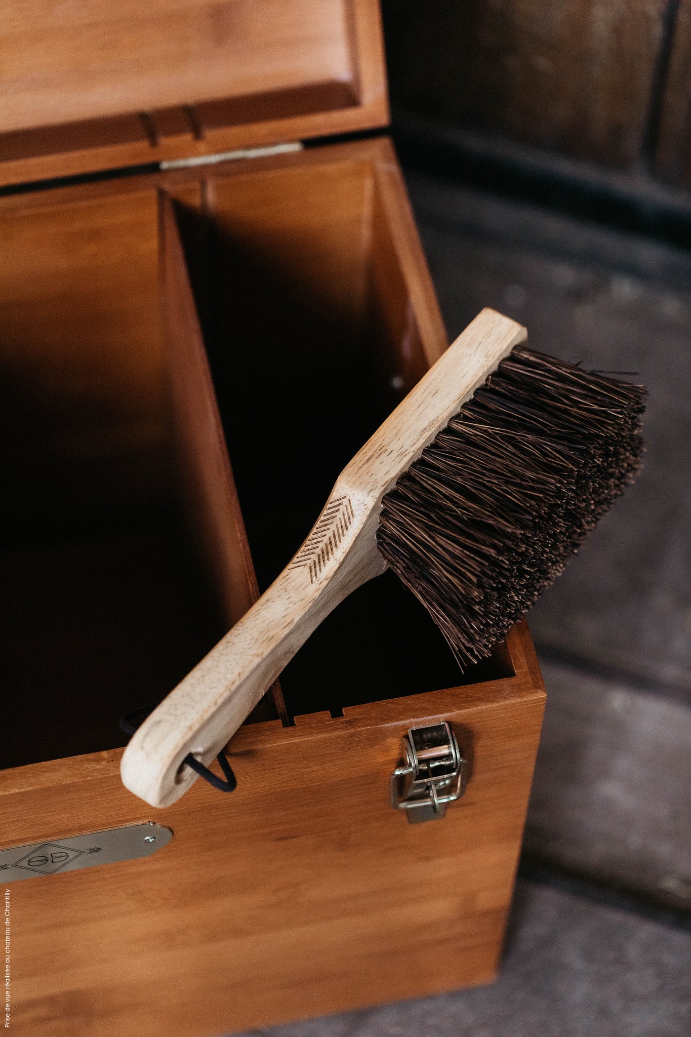 The Kentucky hoof brush. This varnished bamboo brush is filled with natural oiled palmyra, a fibre that is generally used to make brooms, making it a hard and durable brush, ideal to use on your horses’ hoofs to remove sand and dirt. The brush has a handle, for a better grip and a small Kentucky engraving on the back.