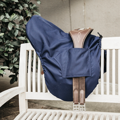 The Kentucky Horsewear protective saddle cover is perfect to protect your saddle. This protection perfectly combines simplicity, quality but also the practical side. The saddle pad cover has external pockets, you can slip your girth. Two additional small pockets will allow you to store accessories such as leather stirrups.