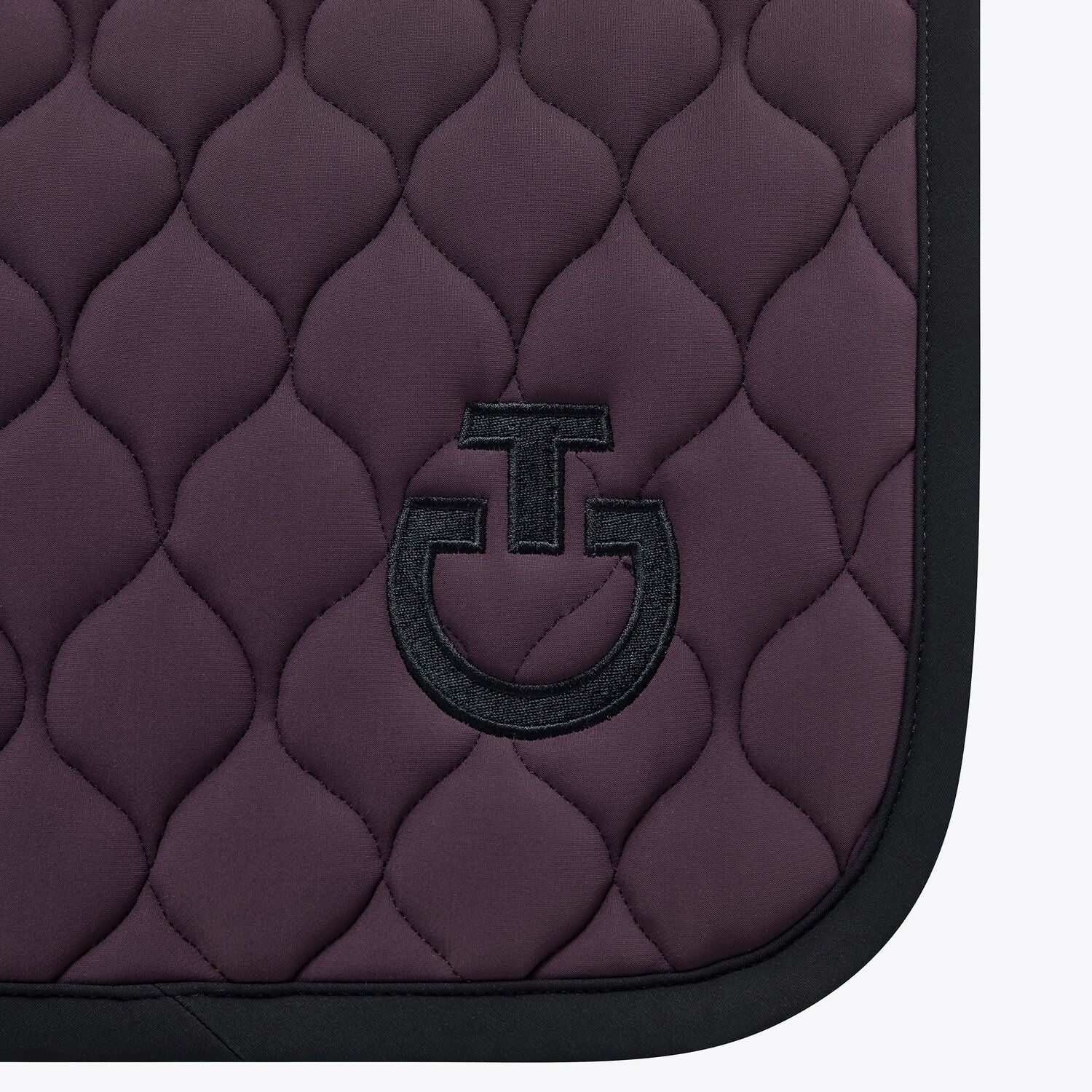 The Cavalleria Toscana dark purple saddle pad is cut for an anatomic fit to ensure the comfort of your horse, and security over every obstacle on the course. The outer face in performance fabric is lined with a thin layer of padding and breathable, antibacterial waffle-texture cotton fabric. 