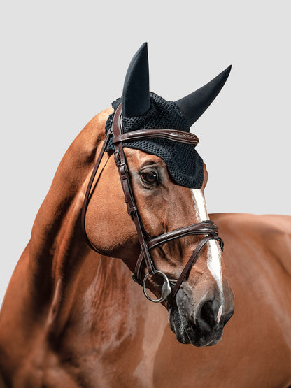 The Equiline fly veil available in black or brown. This fly veil is with soundless ears, perfect to help your horse concentrate or block out noises.