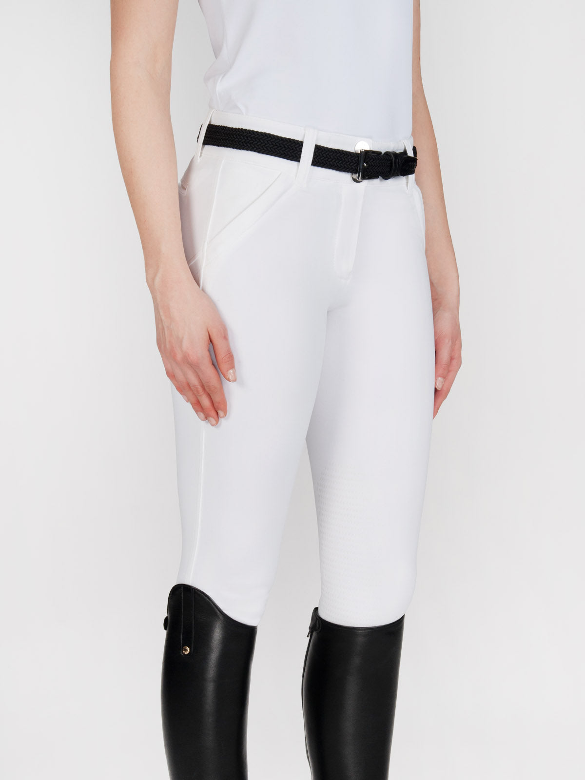 The innovative Equiline X Shape breech has inner and outer special inserts created to support the body and the balance while riding. They have a comfort waist with push up Equiline patented fabric made from microfibre combined with an ultra ergonomic tailoring and knee grip system these will be those breeches you can’t live without!  
