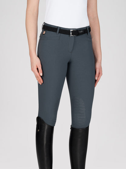 The Equiline Ash breeches are extremely comfortable and stylish. The E plus technical microfibre and the x grip system on the knee gives perfect stability in the saddle.  zip back pockets and the iconic Equiline triangle.    Machine washable