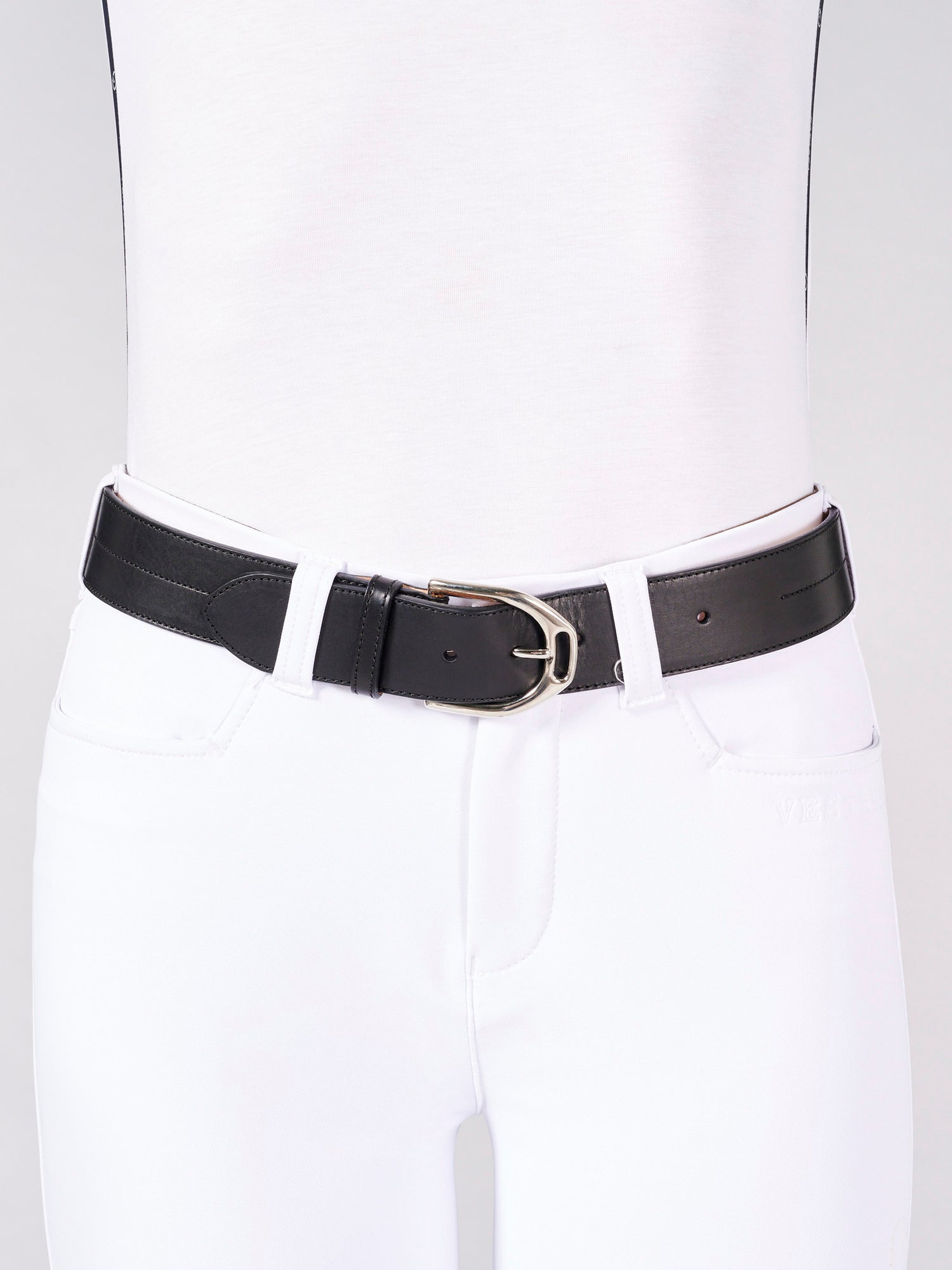 The Vestrum Buenos Aires Black Leather Belt is stunning. The belt is made from luxury leather with stitched detail running through. The detailed buckle adds a point of difference. 