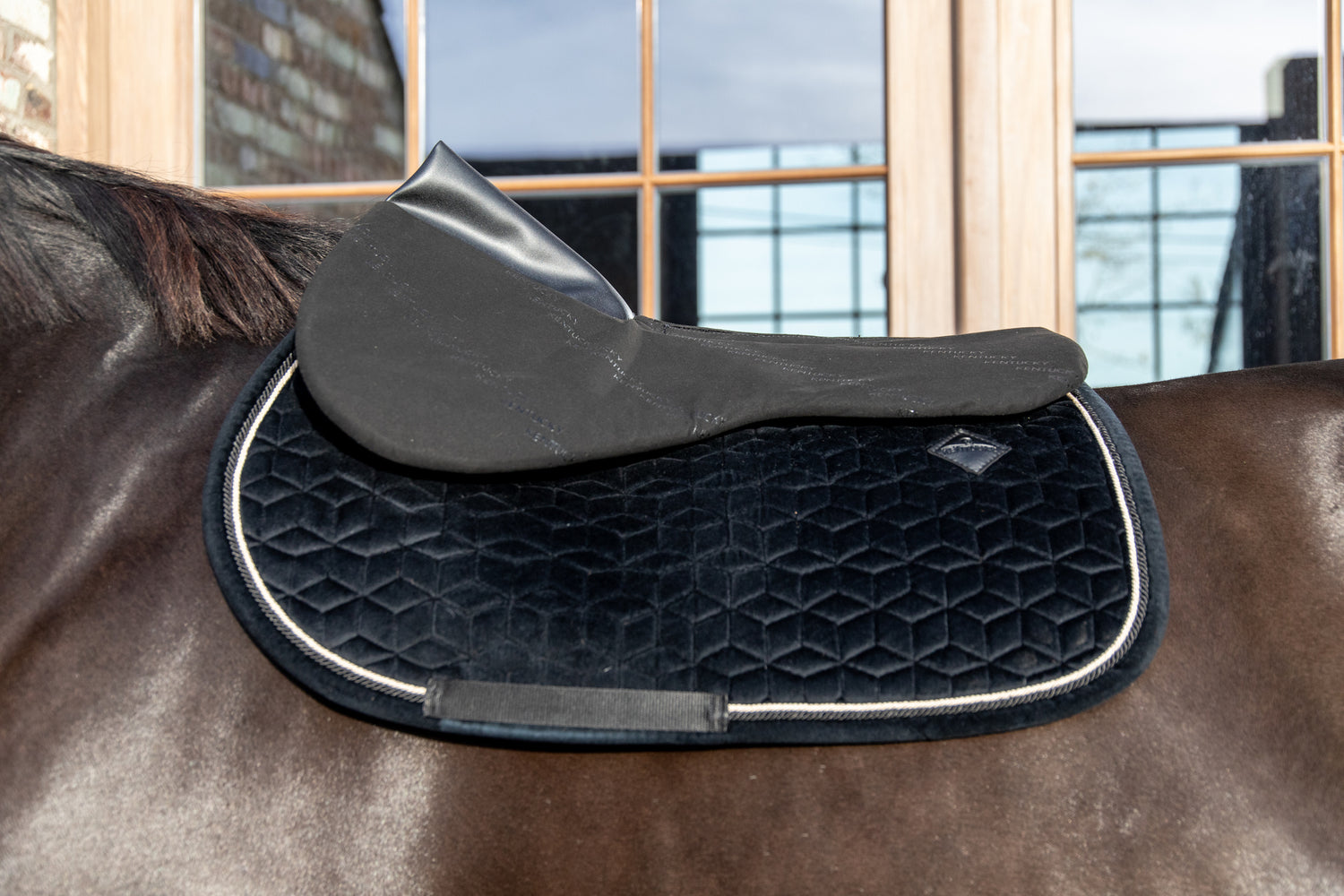 The Kentucky half pad correction is used to improve the fitting and balance of the saddle. This pad is perfect to use for younger horses or horses that change a lot in body shape because you can constantly correct the saddle position on the horse’s back.