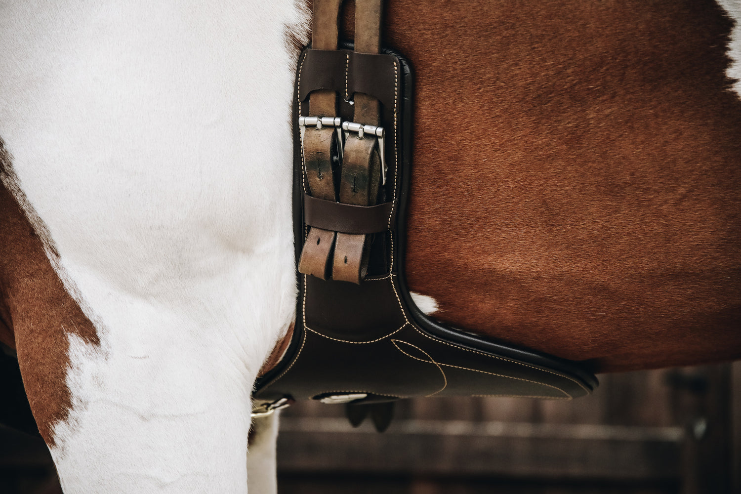 The Kentucky Short Stud Girth is anatomically shaped; Offering comfort and safety when jumping, while limiting the risk of injuries caused by horseshoes or studs. Specially shaped to follow the horse’s natural movement, it offers both comfort and freedom. The girth relieves the shoulders and elbows, allowing the horse breathe easily while still limiting the risk of injuries. 