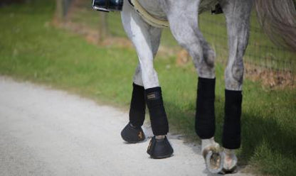 The Kentucky bell overreach boots in artificial leather. These have a slick look and super easy to clean. With a foam padding and strong Velcro fastening, these over reach boots are durable and comfortable for your horse.