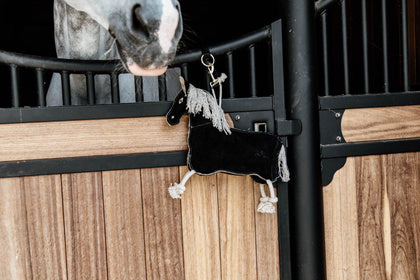 If your horse tends to get bored standing in his stall, this Kentucky Relax Horse ToyPony is the ideal stable buddy