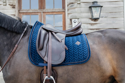 This beautiful dressage pad is from Kentucky’s velvet collection. Designed in their super soft velvet in fishbone quilting and finished with a pearl trim.